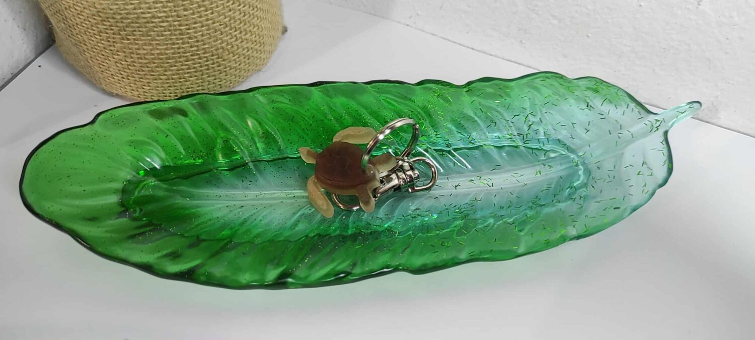 Vide poche plume vert translucide paillette vertes 1 Vide poche plume vert translucide paillette vertes 1